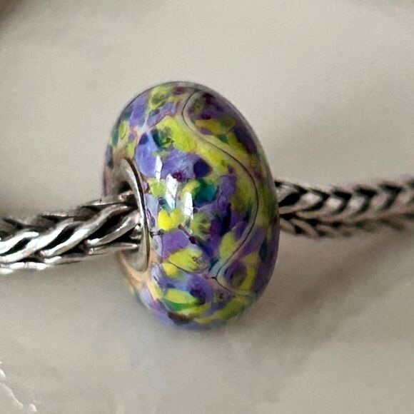 TROLLBEADS Authentic Troll Stone LAA 925S Green Purple Yellow Green Confetti - Picture 3 of 10